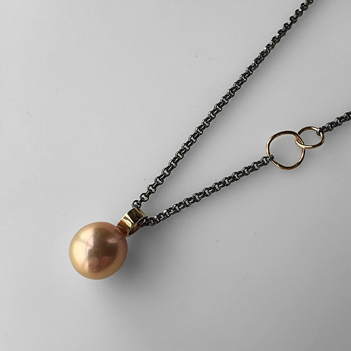 Luna Necklace Peach Pearl